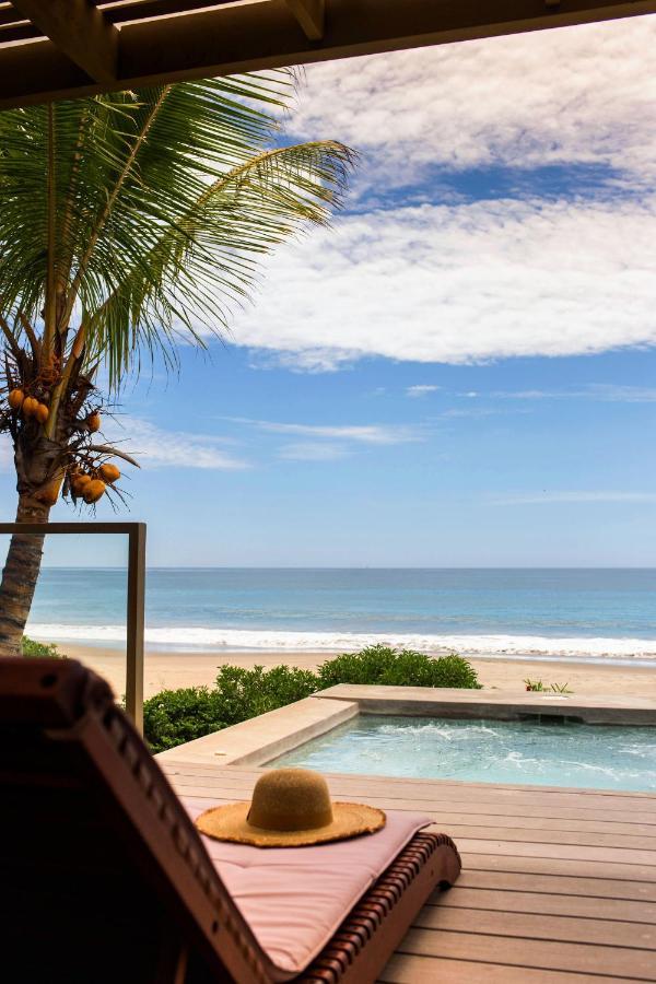 Suite frente a la playa con piscina