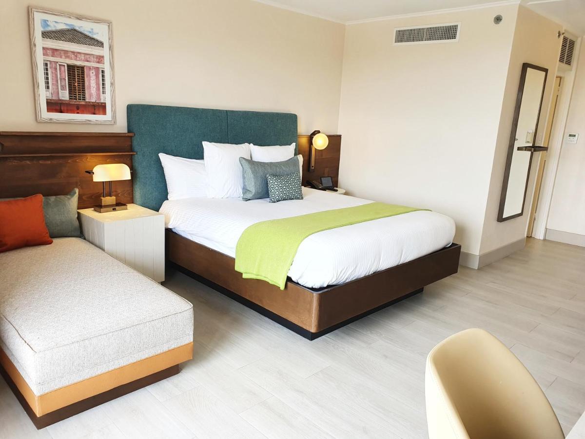 Habitación Deluxe con cama extragrande y vistas parciales al mar