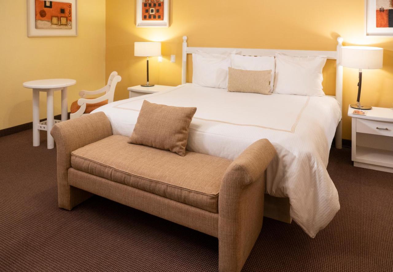 Habitación con cama extragrande y balcón