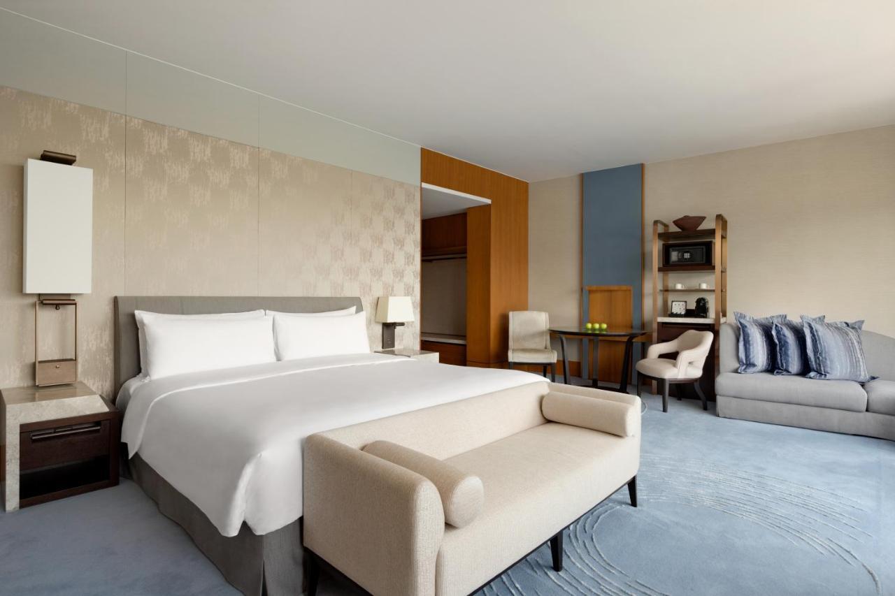 Habitación Club Premier con cama extragrande y vistas al mar