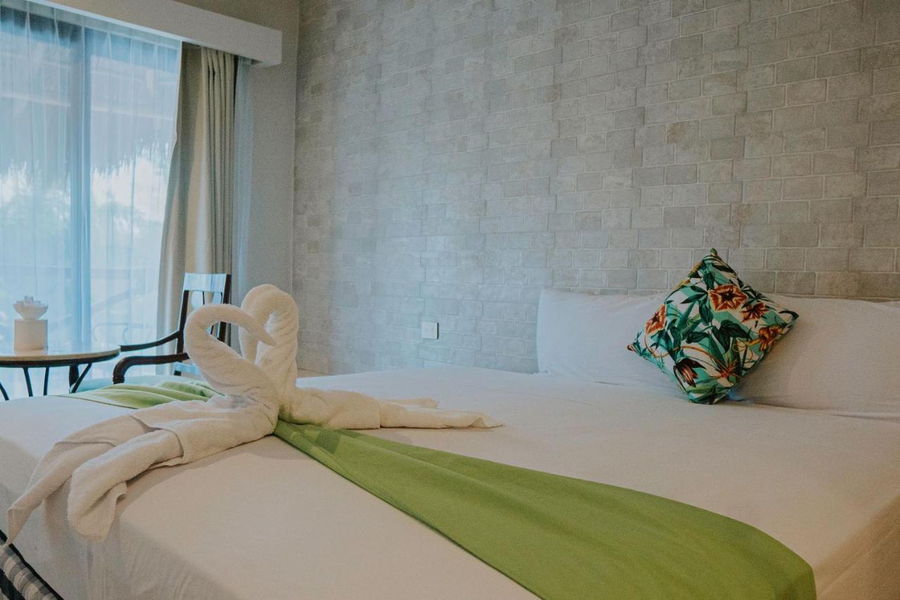 Habitación con cama extragrande y balcón