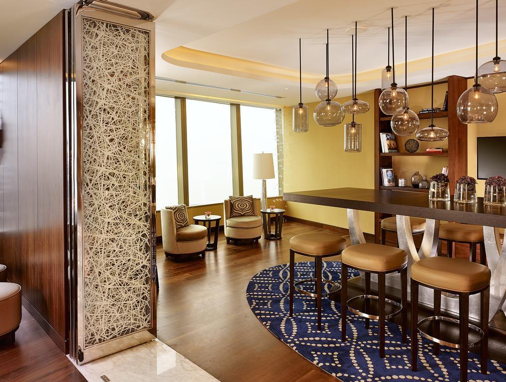 Suite con cama extragrande y acceso al club