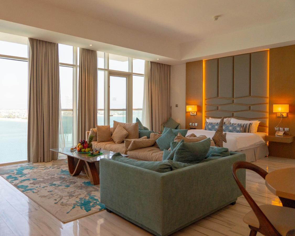 Habitación con cama extragrande y balcón