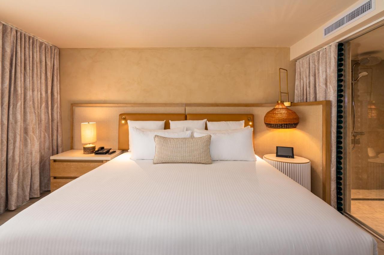 Suite Junior con cama extragrande y vistas al jardín