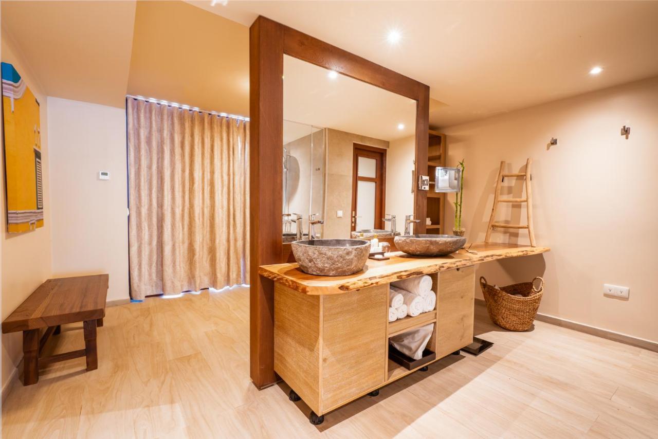 Suite Principal con vistas a la piscina - camas grandes