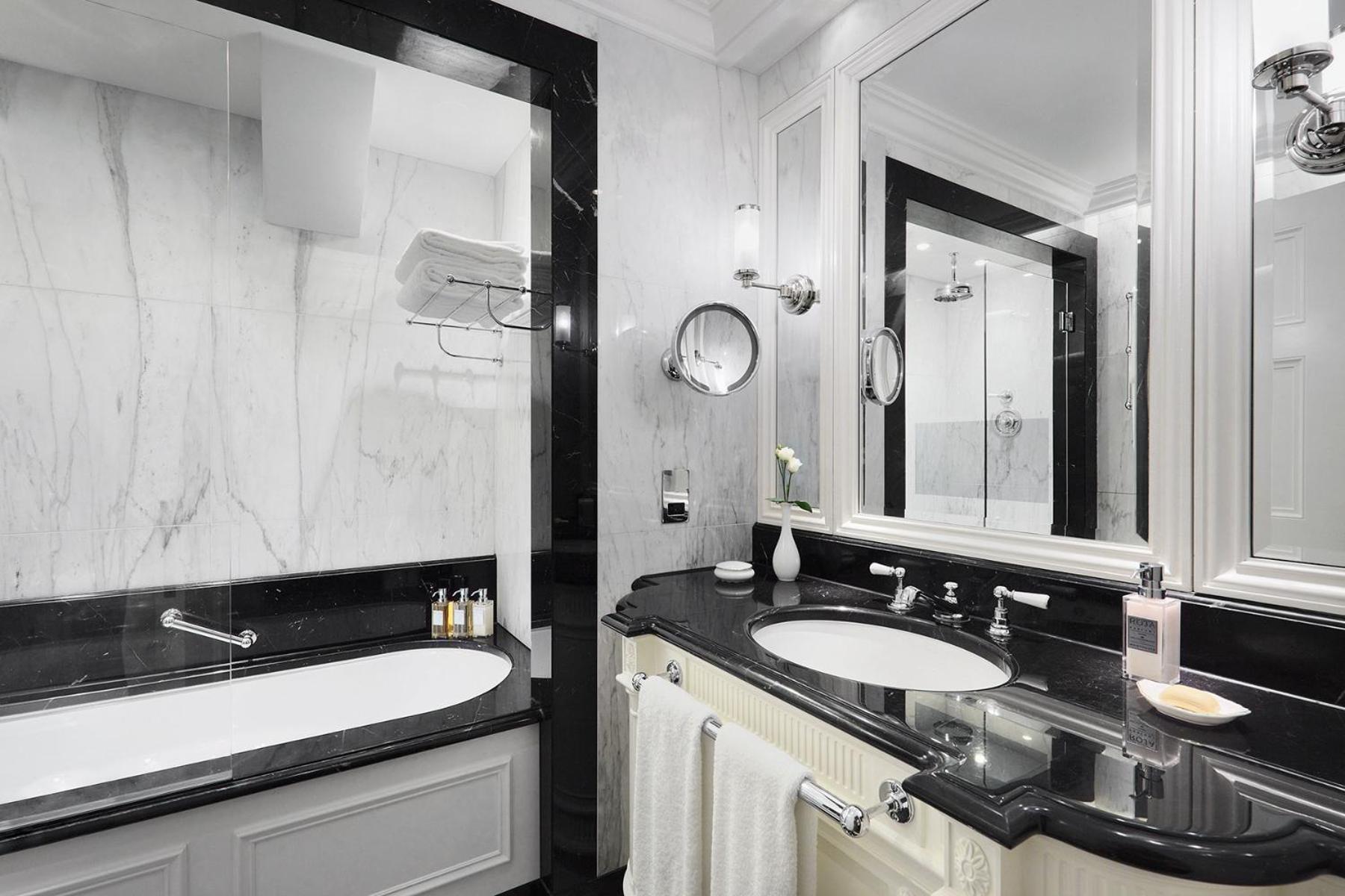 Habitación con cama grande y balcón