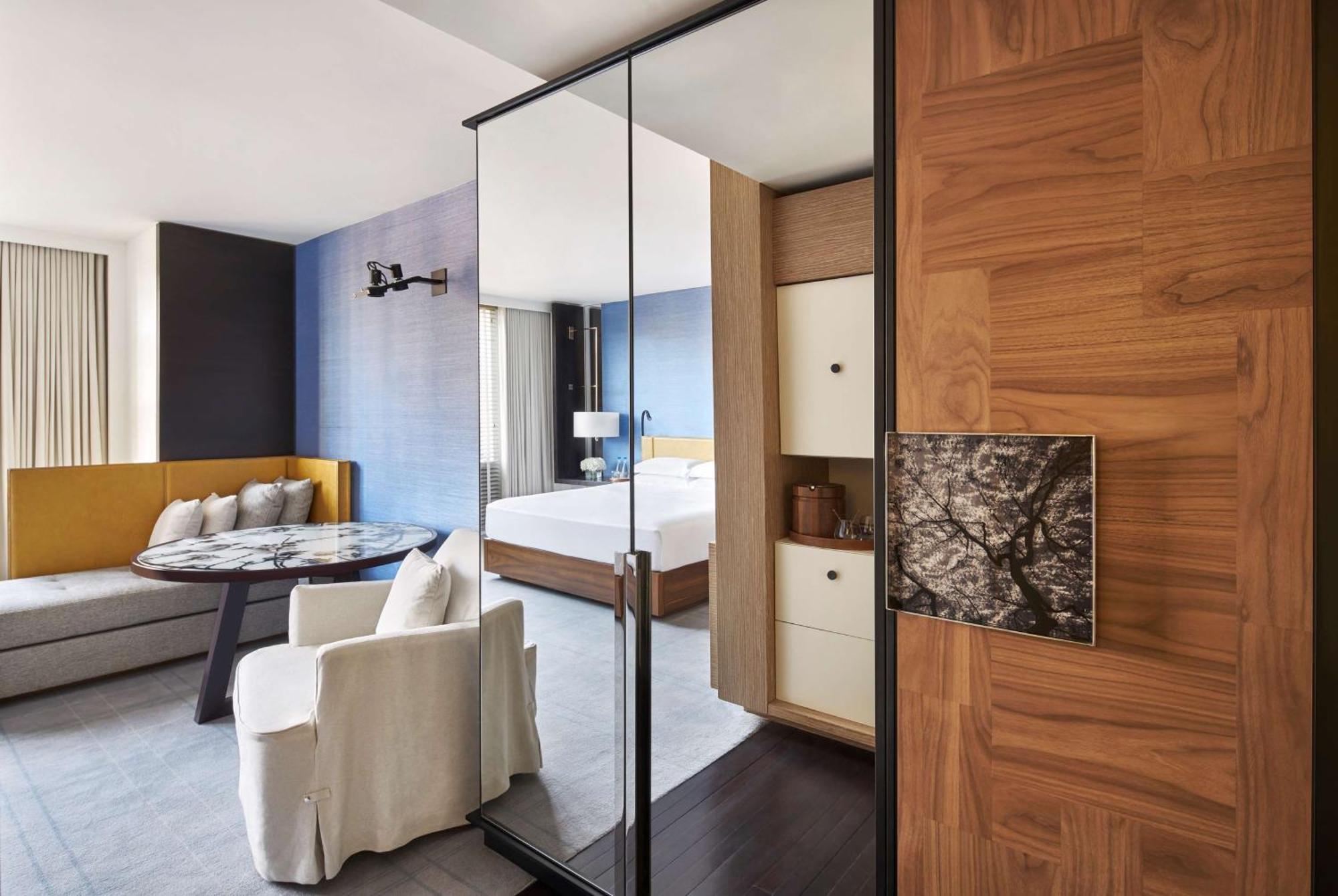 Habitación con cama extragrande.