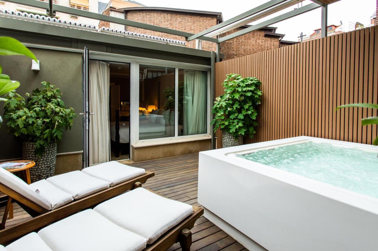Villa con terraza con bañera de hidromasaje