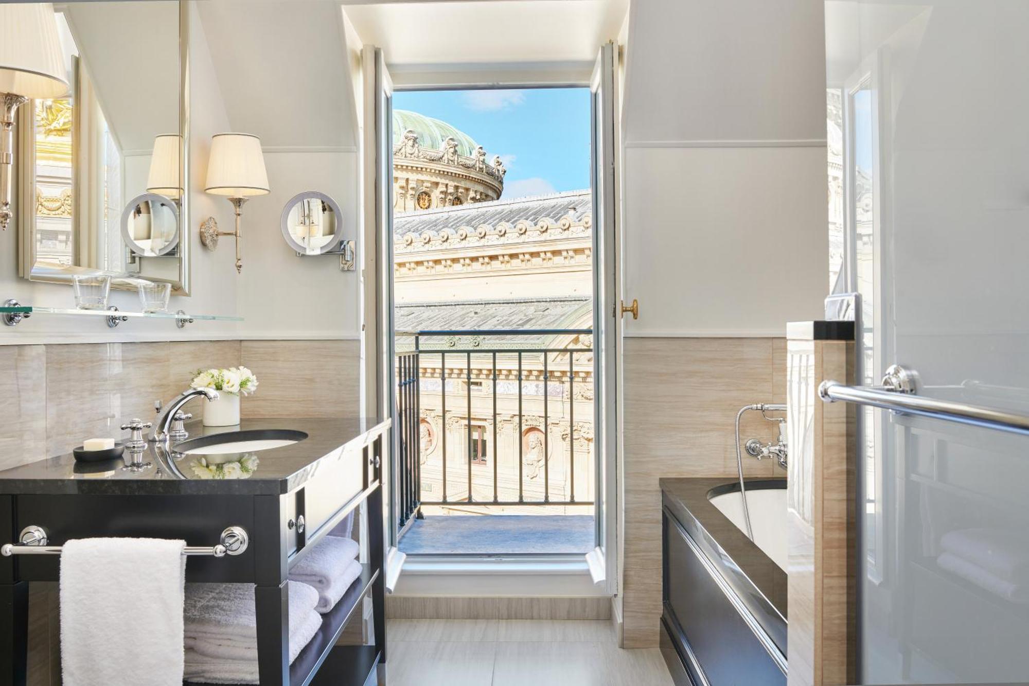 Habitación Clásica con balcón y vistas a la ópera - 1 cama extragrande