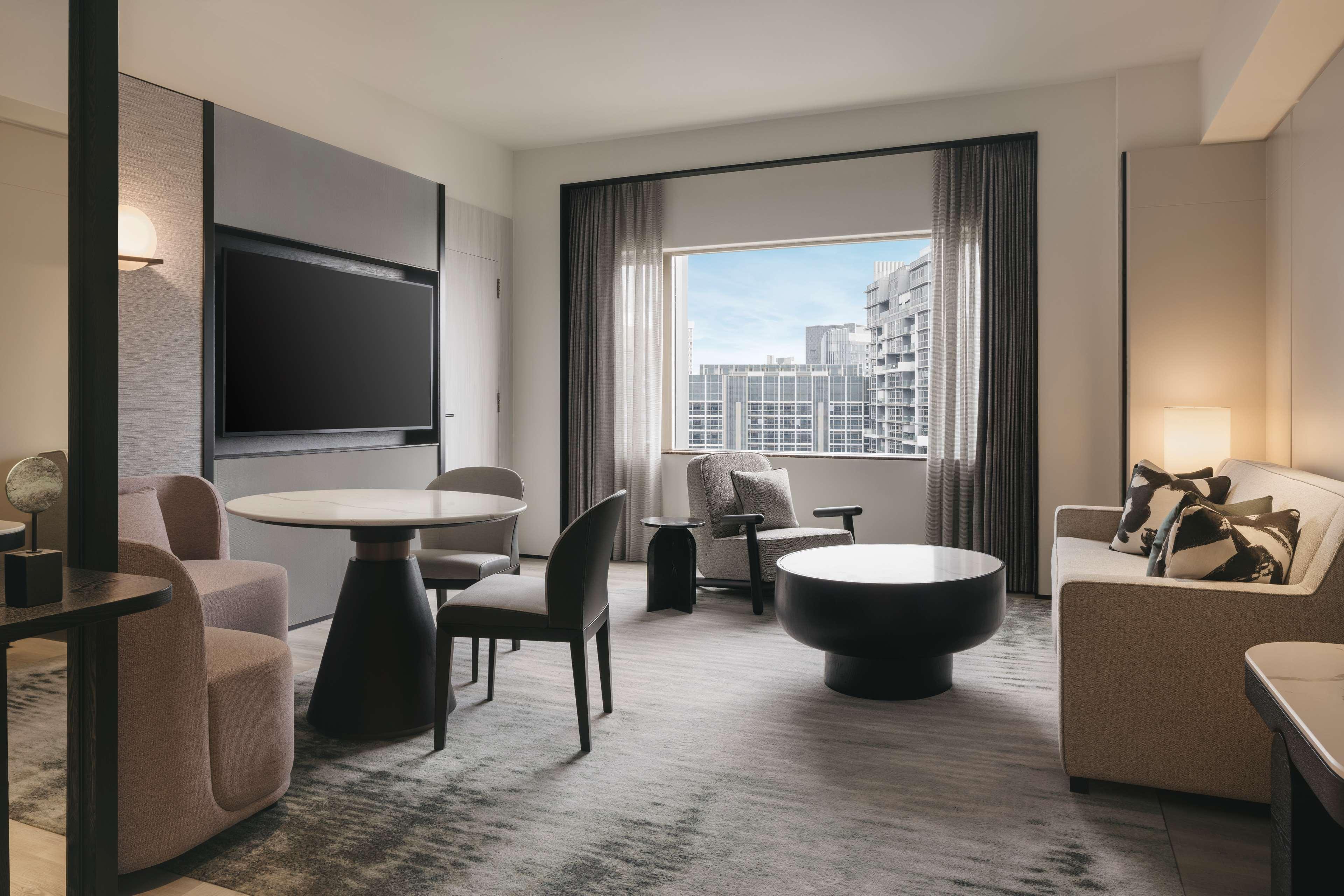 Suite Executive con cama extragrande y acceso al salón