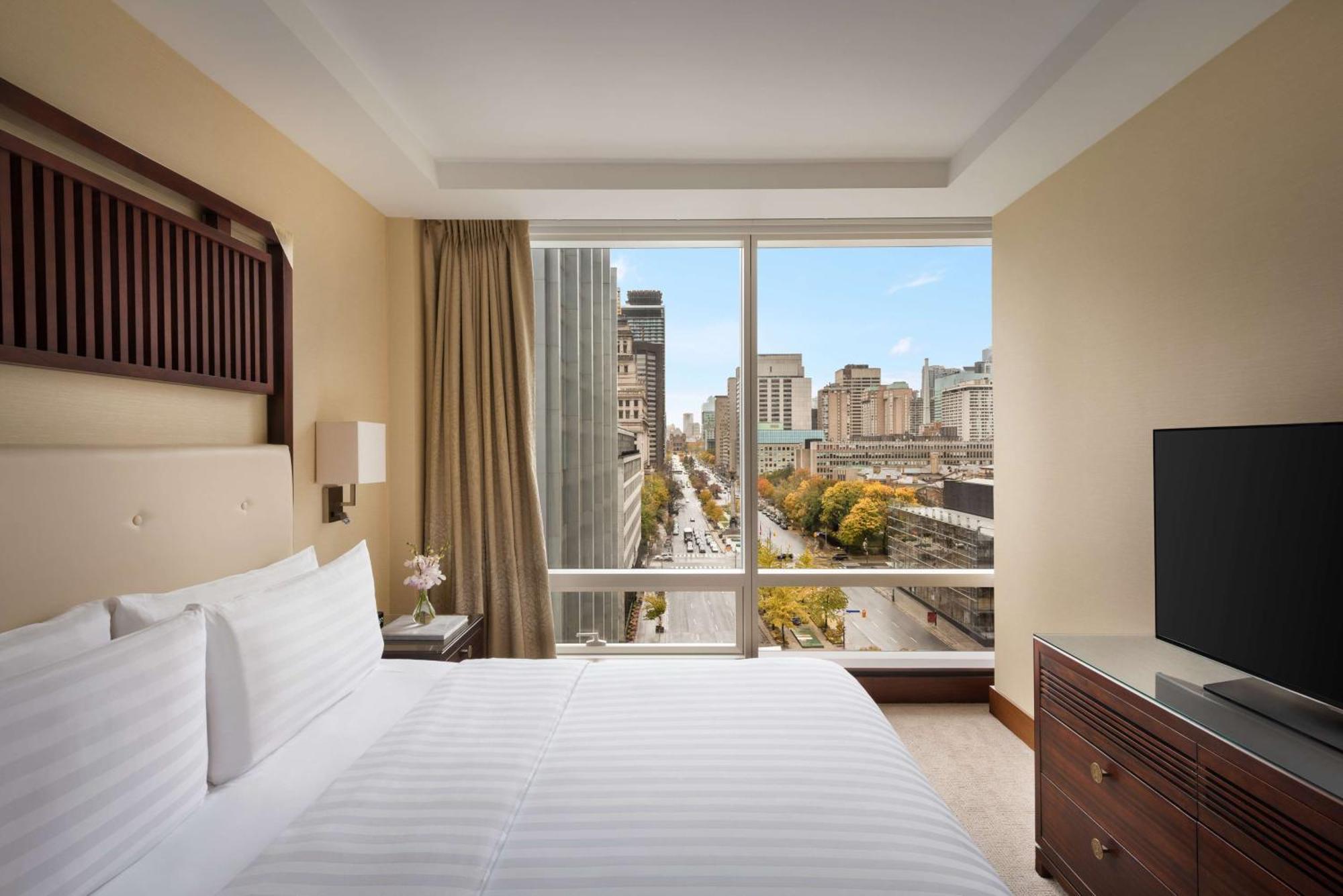 Suite con 1 dormitorio y vistas