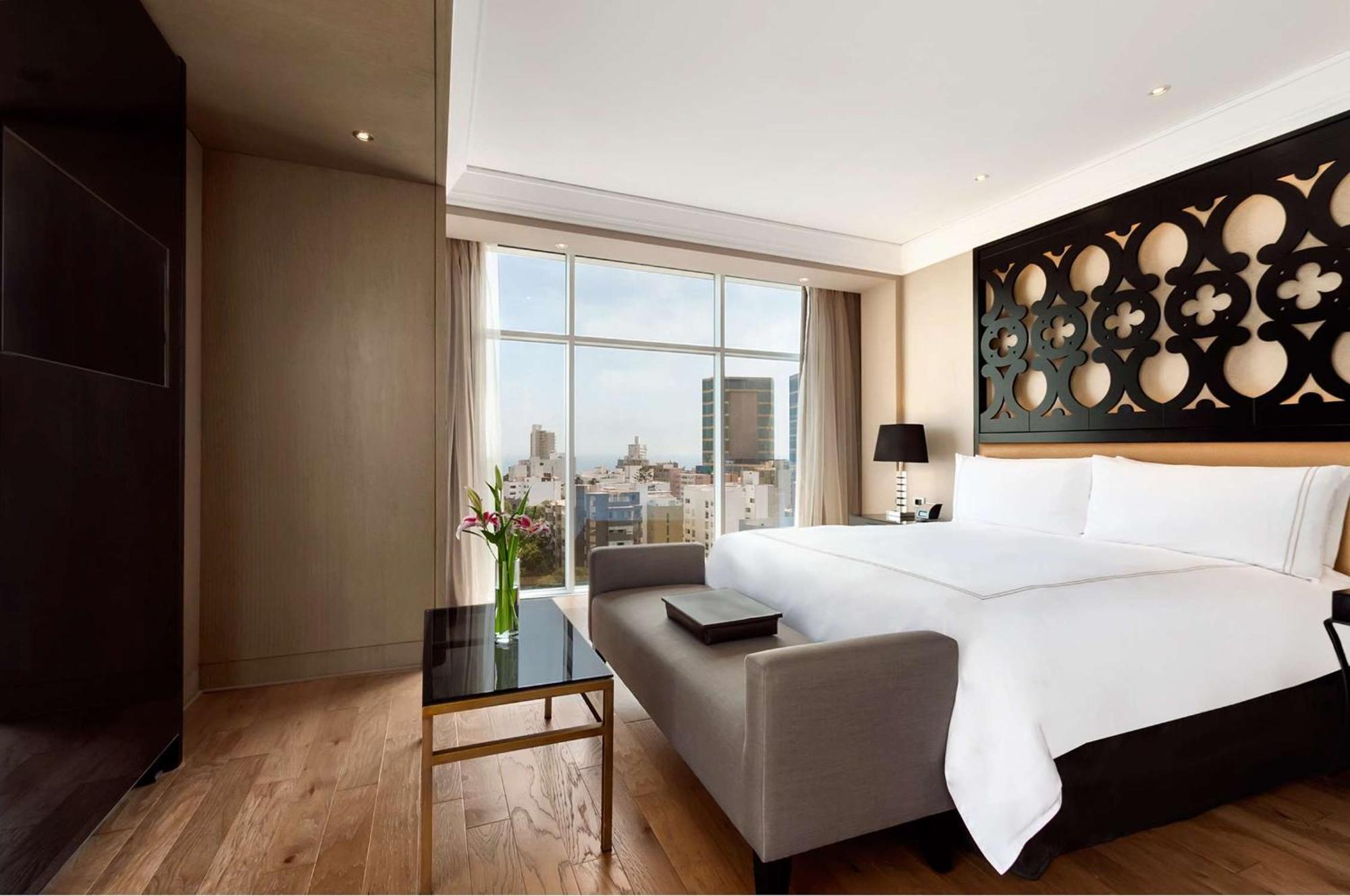 Suite Junior con cama extragrande y zona de estar