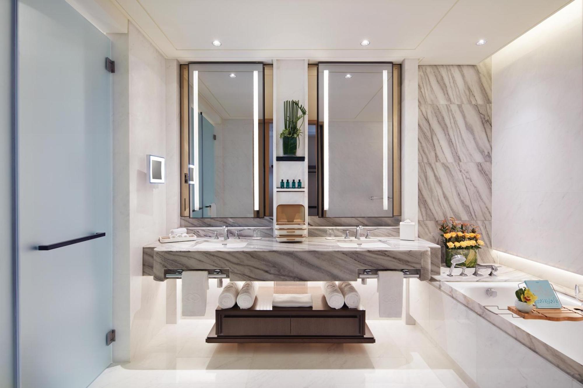 Prestige Suite, Club Millésime Access, 1 King Bed, Heritage View