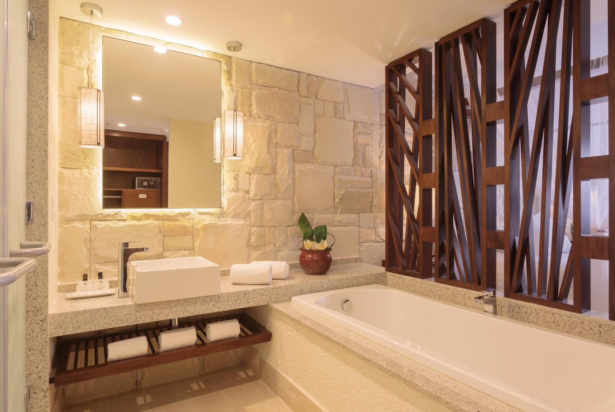 Suite Principal con bañera de hidromasaje y 2 camas dobles