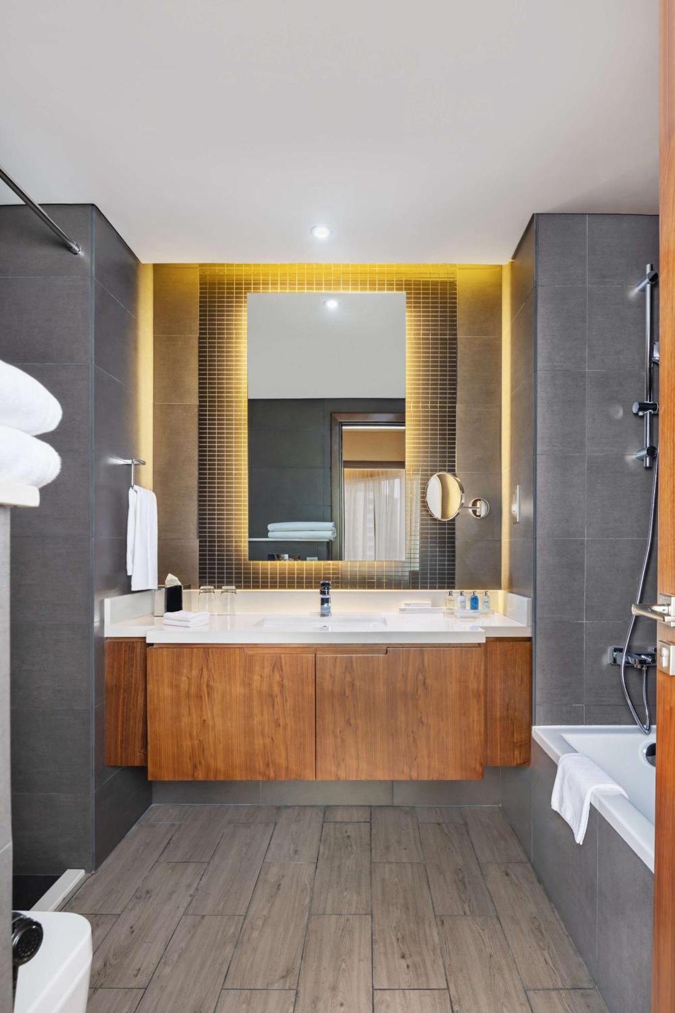 Suite de 1 dormitorio con vistas al canal y acceso al salón