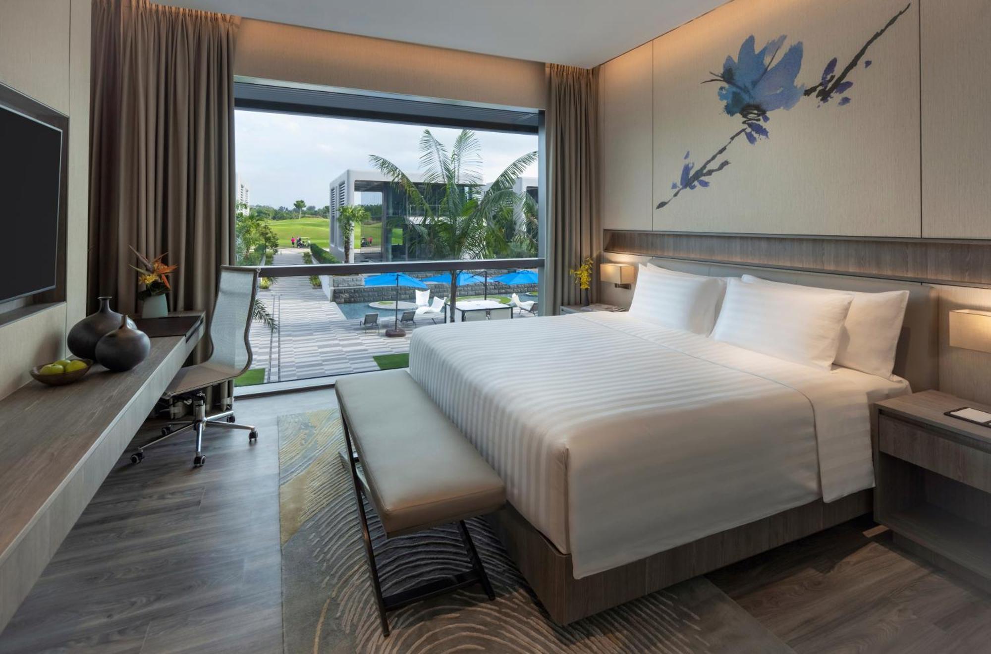 Habitación Executive Dusit con cama extragrande y vistas a la piscina