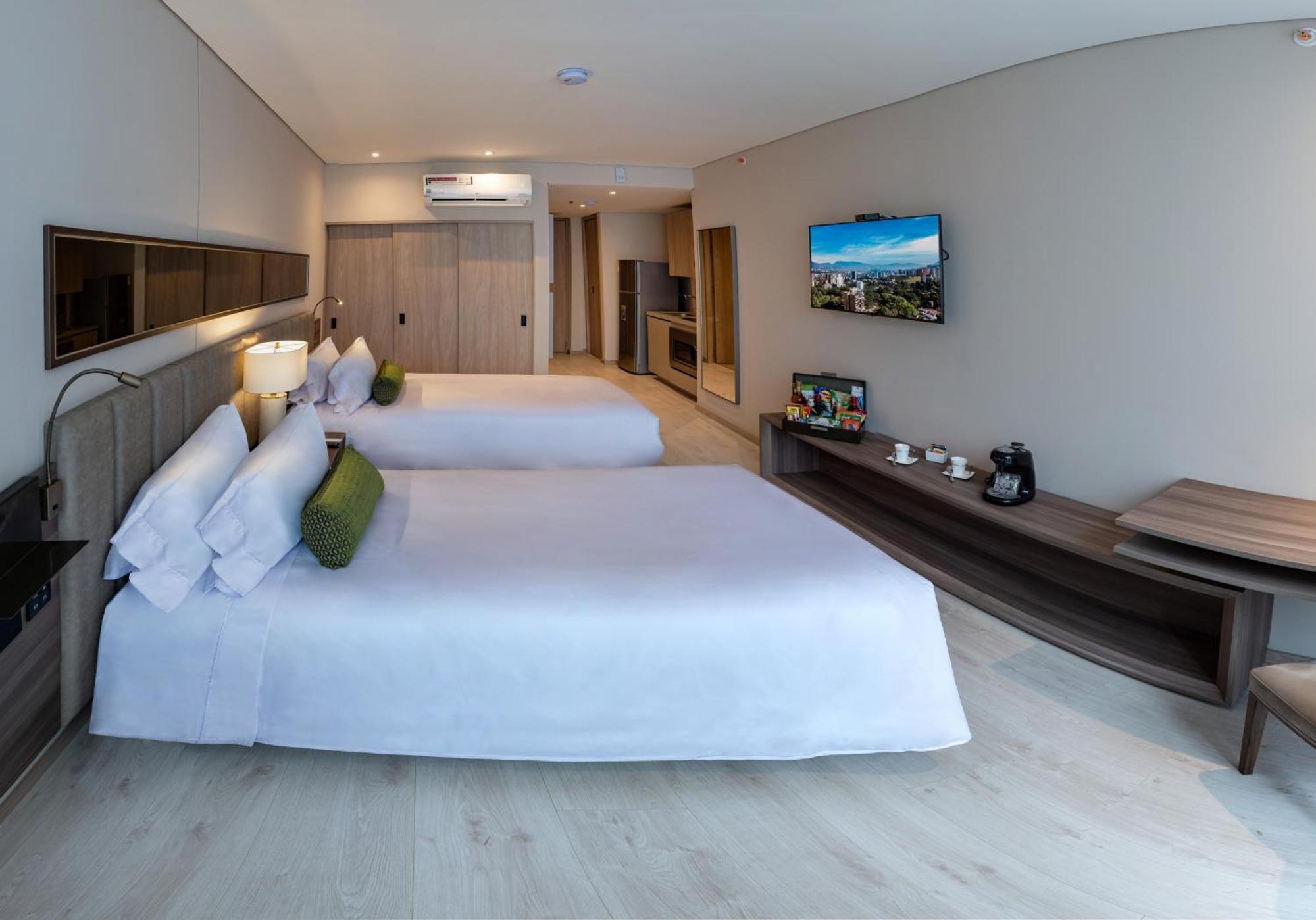 Estudio con 2 camas dobles y zona de cocina