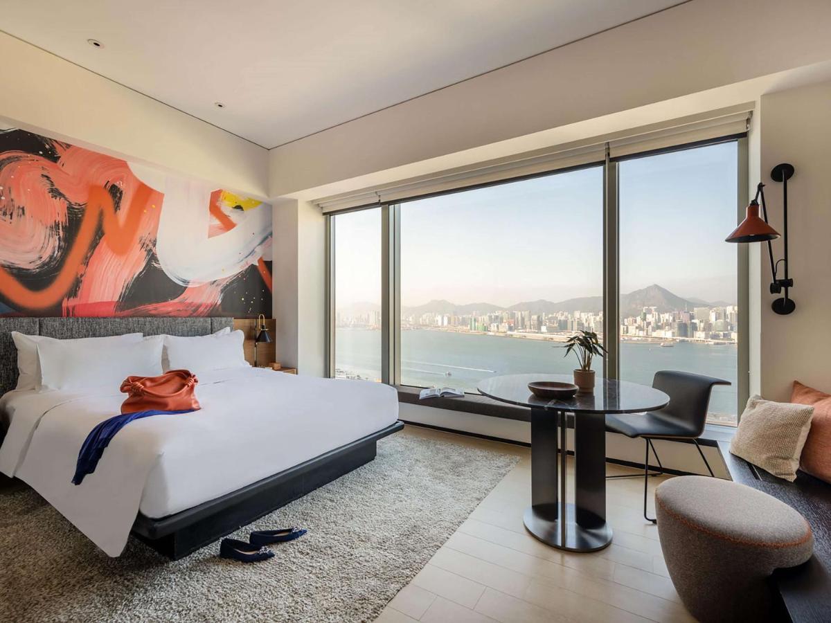 Habitación con cama grande y vistas al puerto