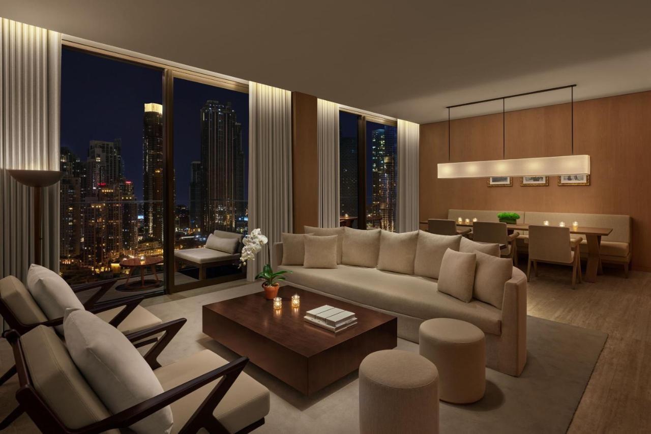 Suite Premier de 1 dormitorio con cama extragrande, cocina, balcón y vistas al Burj Khalifa