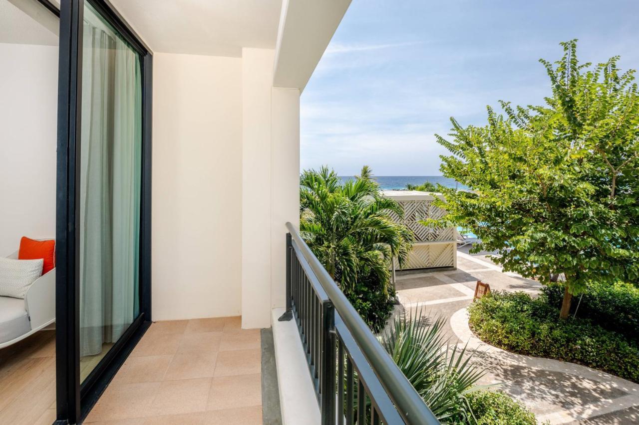 Habitación con cama extragrande y vistas parciales al mar