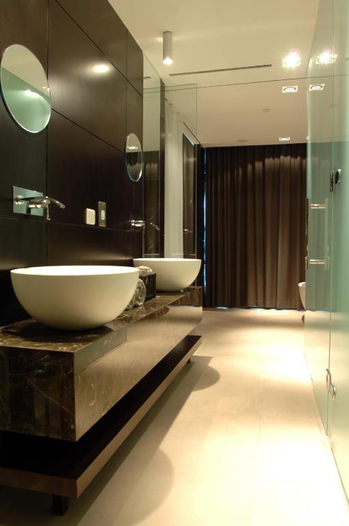 Suite Executive con cama extragrande y acceso al salón executive