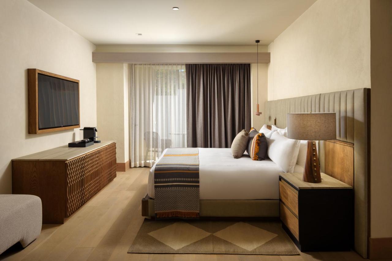 Habitación con cama extragrande.