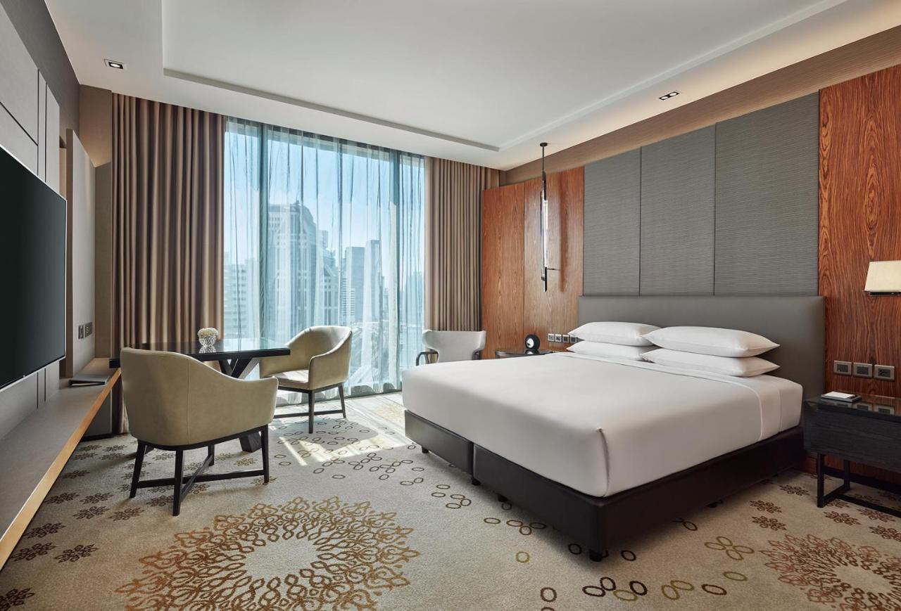 Habitación con cama extragrande y vistas a la ciudad