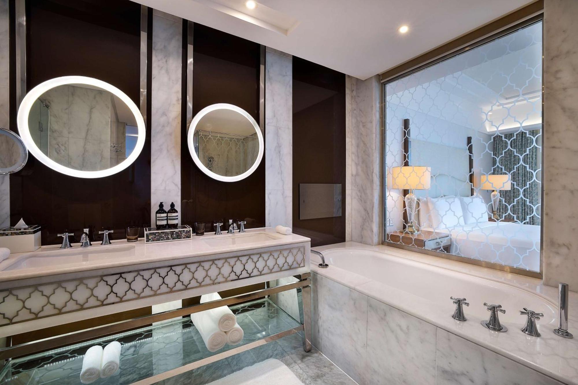 Habitación Deluxe con 2 camas grandes y vistas al perfil urbano y al mar