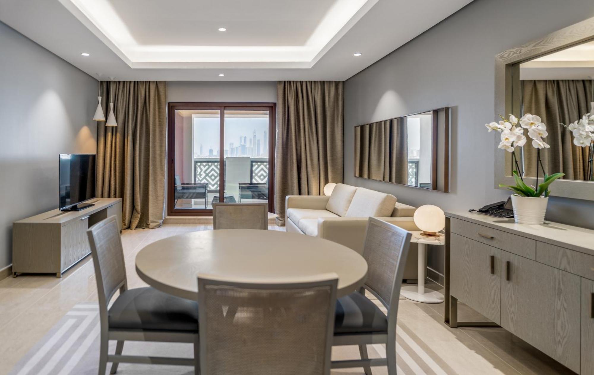 Apartamento familiar de 2 dormitorios con vistas al perfil urbano y acceso a la playa privada