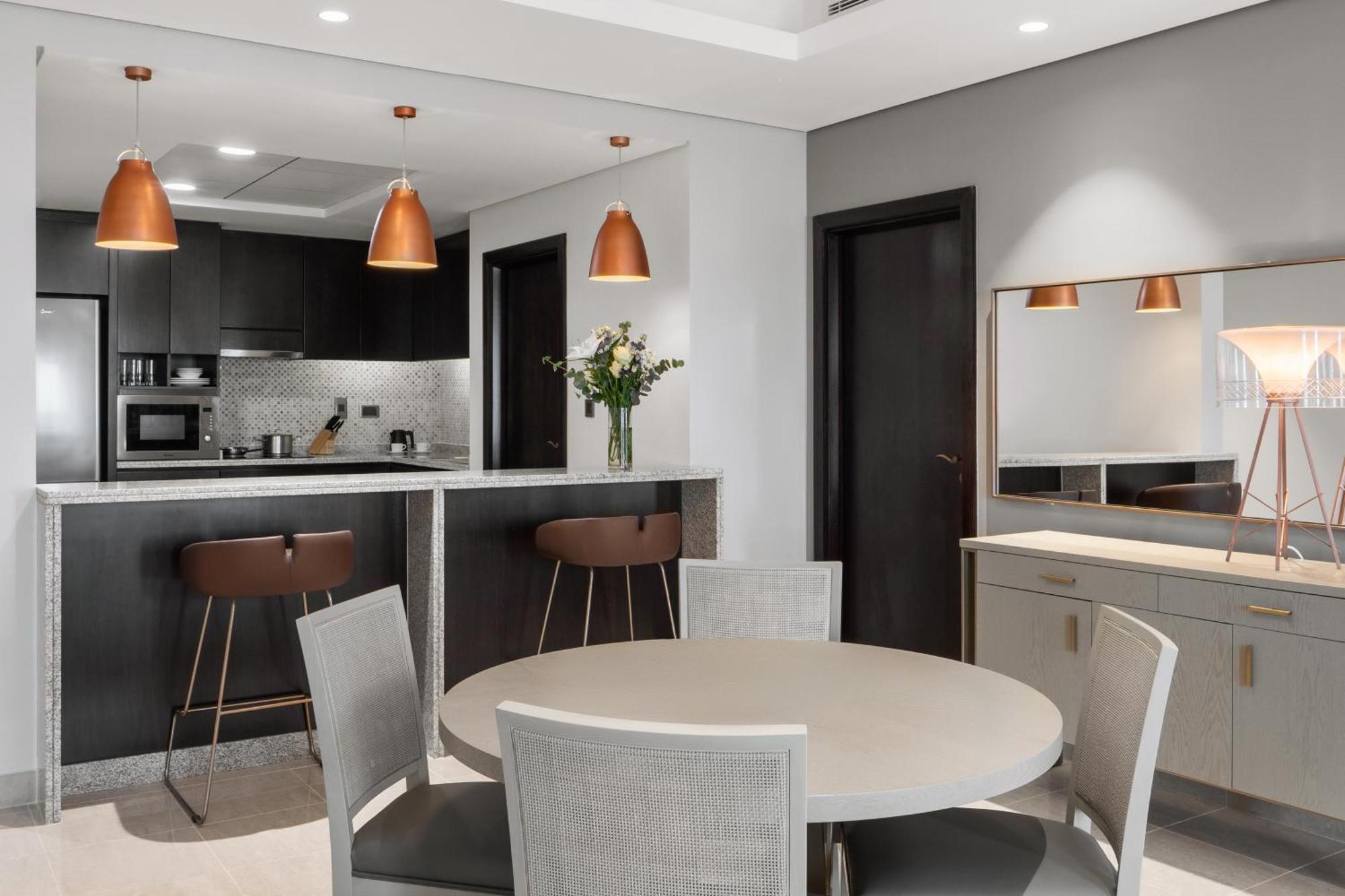 Apartamento de 1 dormitorio con vistas al perfil urbano y acceso privado a la playa