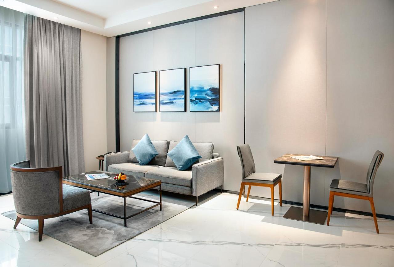 Executive Suite,1480312967:JPEG