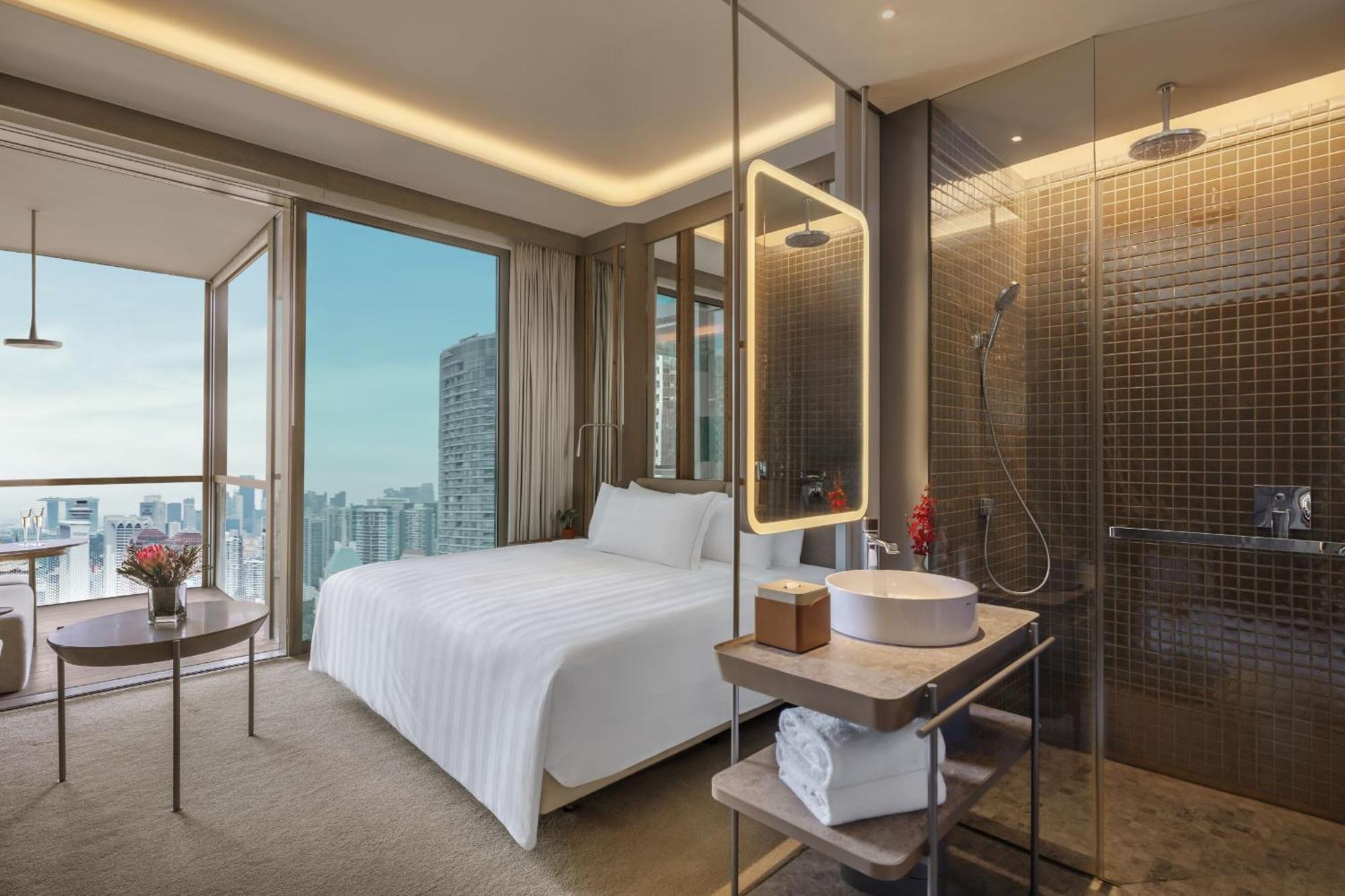 Habitación Pacific Club con cama extragrande y balcón