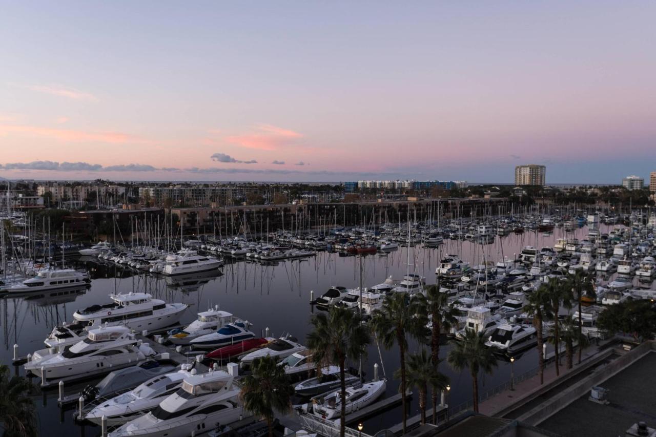 Habitación con 2 camas dobles, balcón y vistas al puerto deportivo