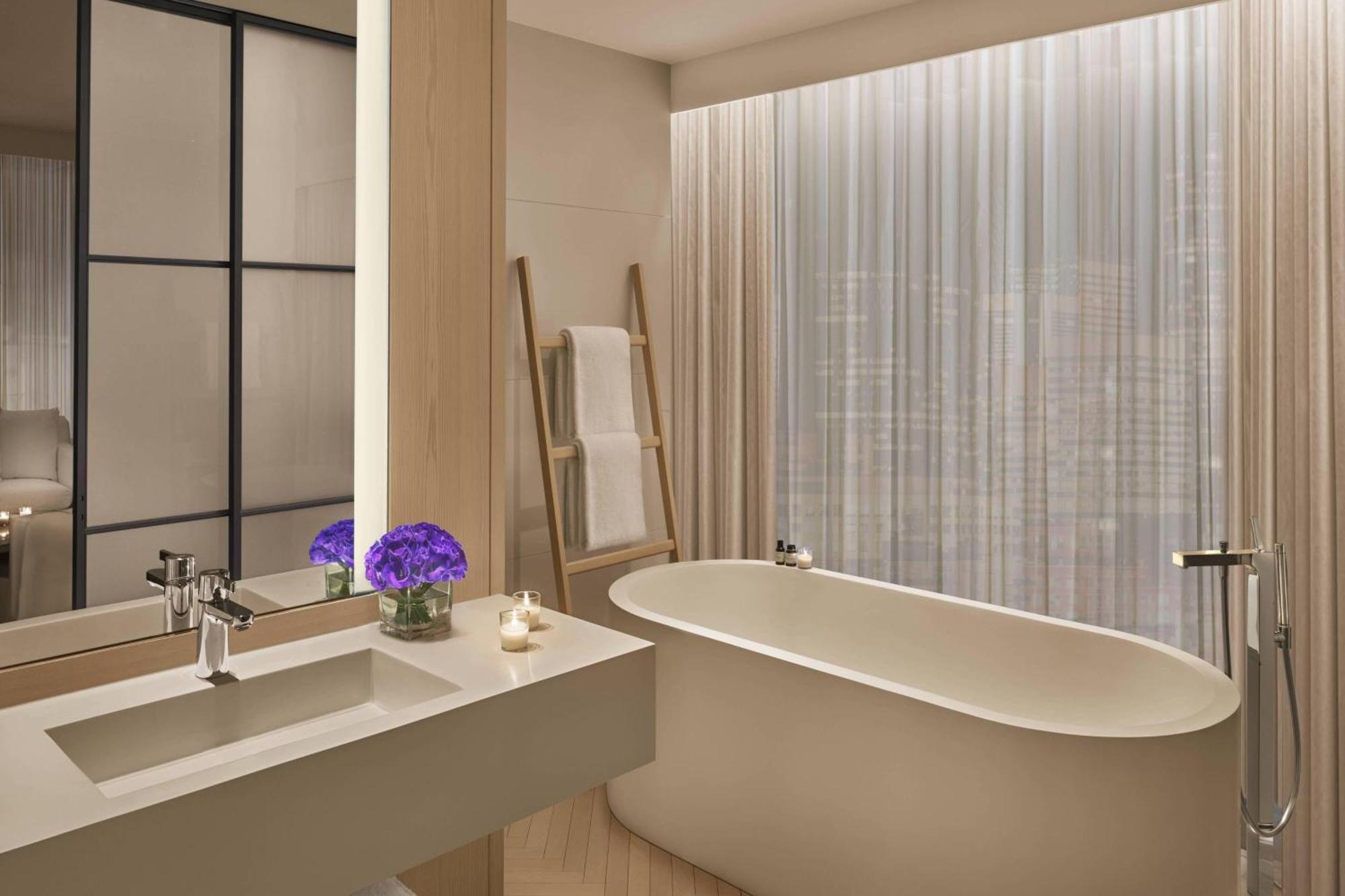 Suite Premier con cama extragrande y vistas a Times Square