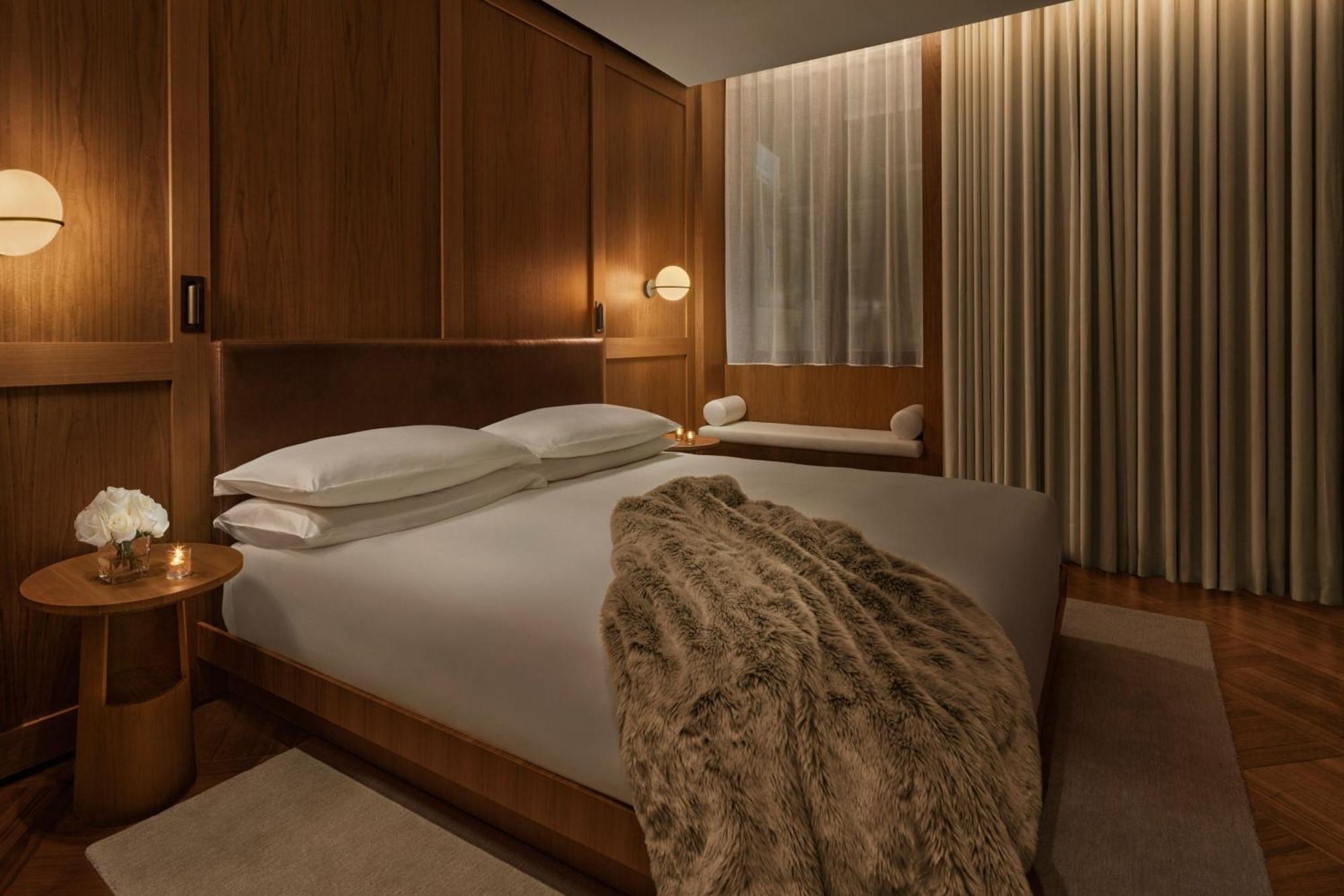 Suite de 1 dormitorio con cama extragrande y vistas al patio