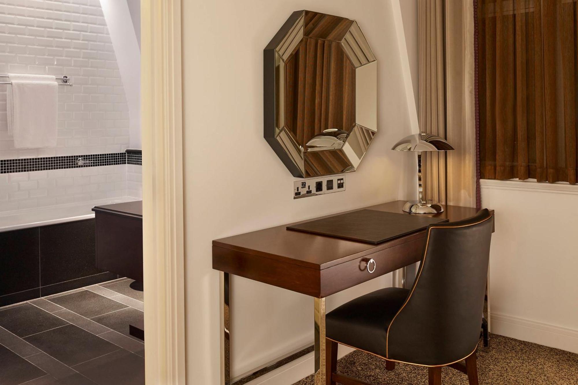 Suite de 1 dormitorio con cama extragrande y vistas al parque - Acceso al club lounge