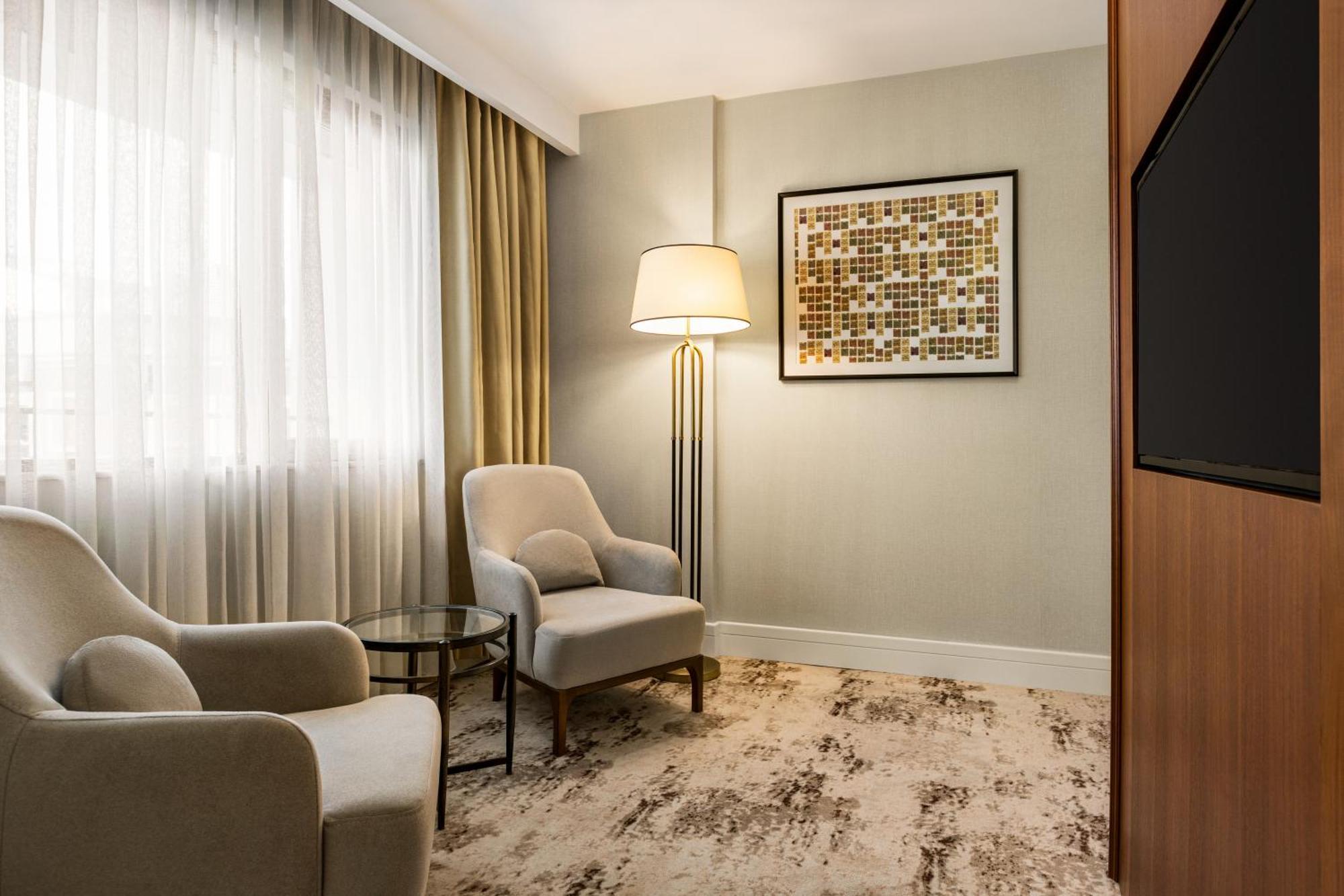 Family King Suite with Balcony and Pool View,1516914109:JPEG