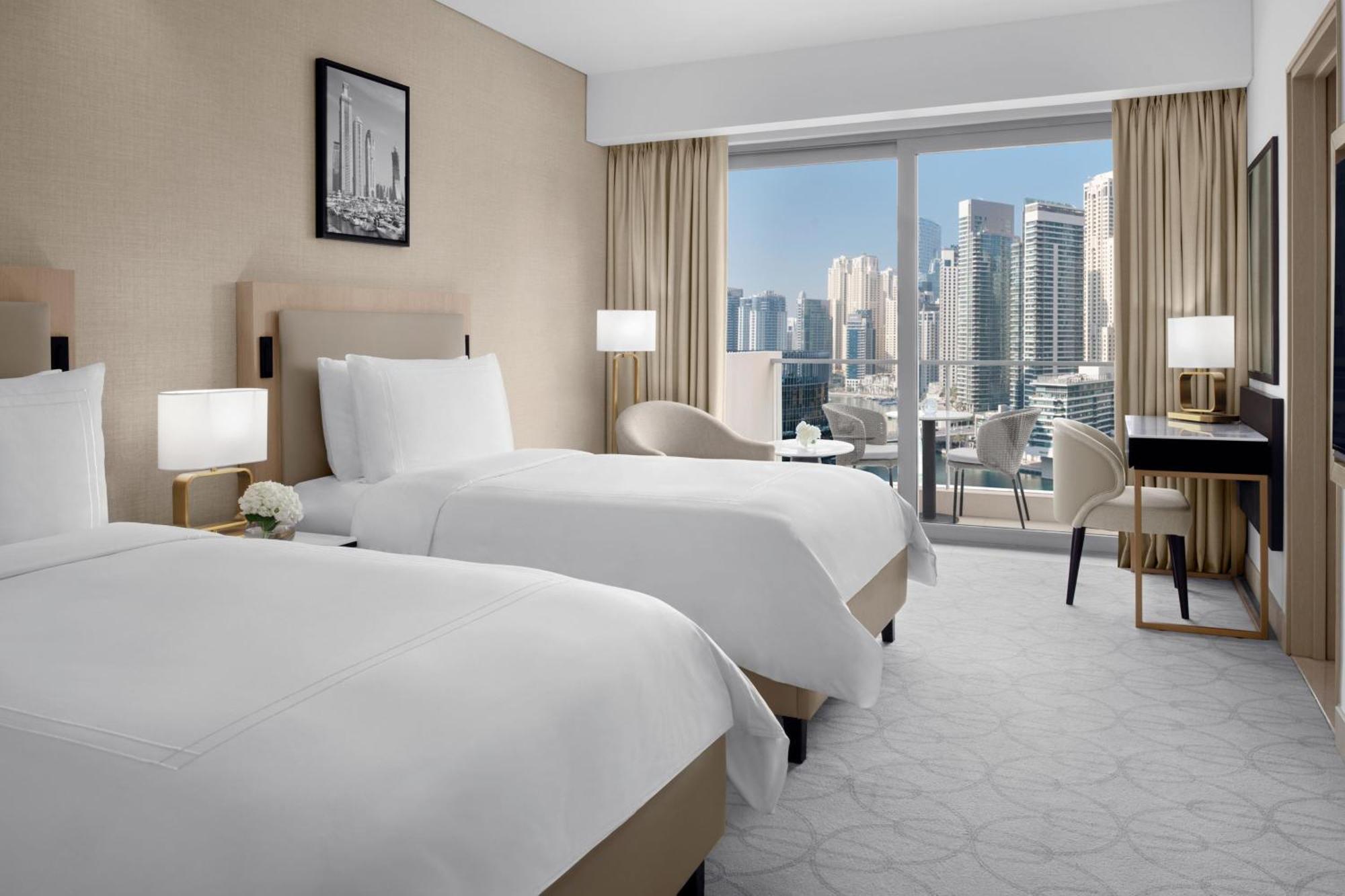 Habitación Executive con vistas al puerto deportivo, 2 camas individuales, acceso al salón club con desayuno, almuerzo y cena, y acceso directo al centro comercial Dubai Marina Mall y a Marina Walk