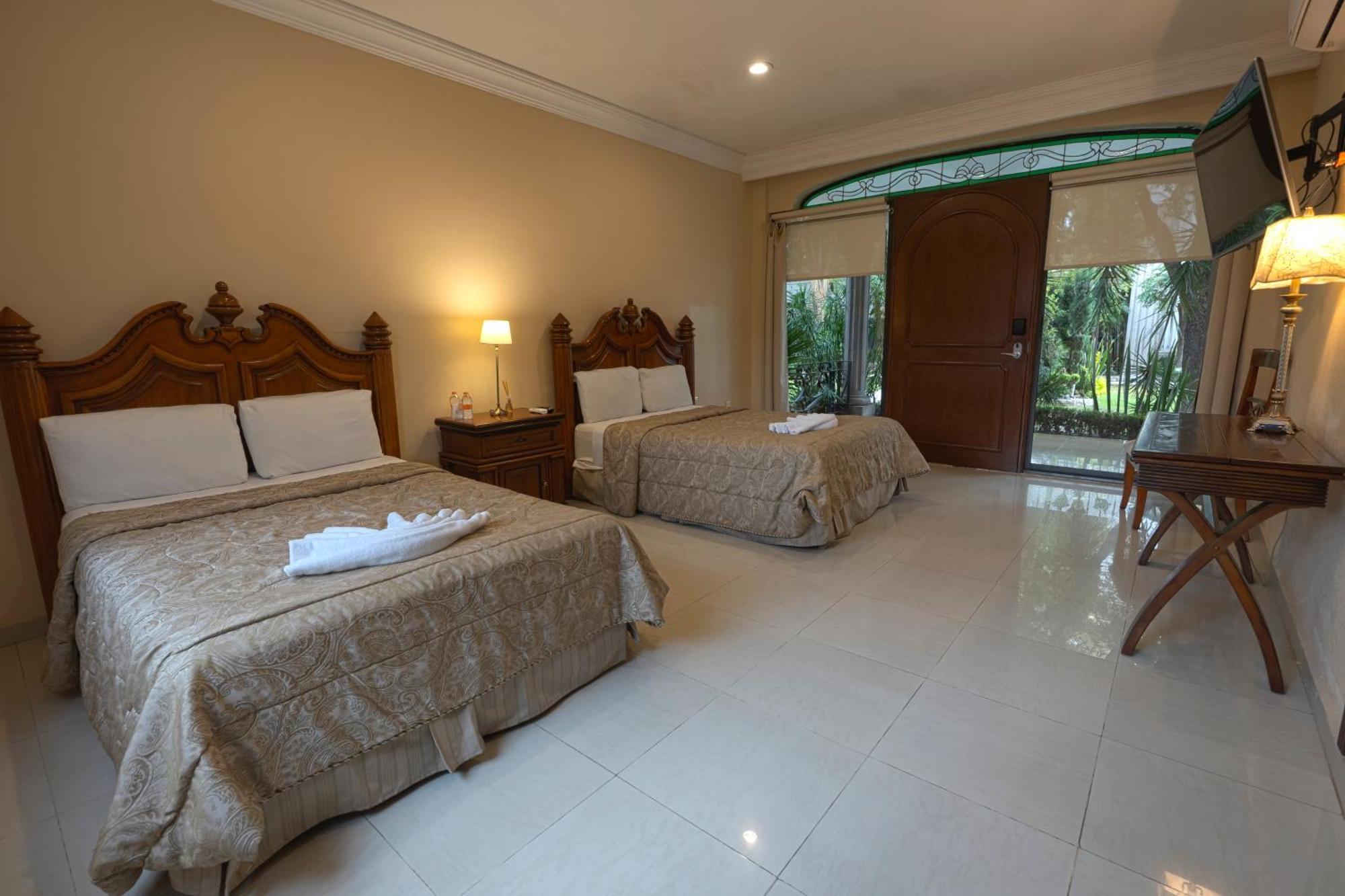 Habitación con 2 camas grandes