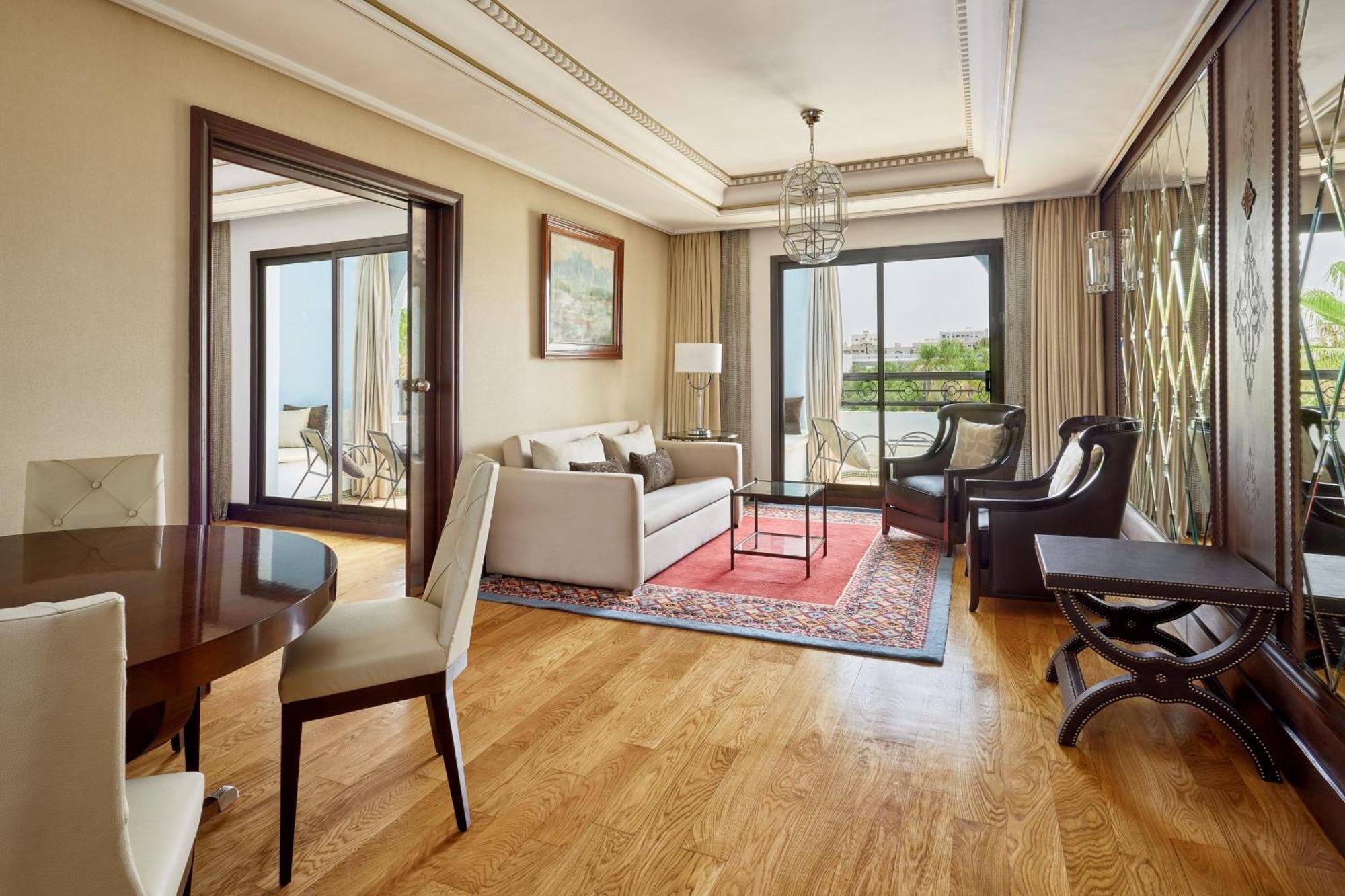 Suite Executive con sofá cama y vistas al jardín y a la piscina - Cama extragrande