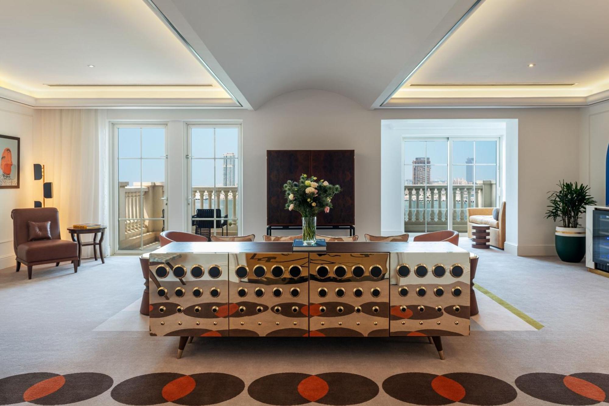 Suite Ático Dúplex con vistas al mar y 2 dormitorios con balcón: Habitación con 1 cama extragrande, 2 camas grandes y sofá cama, desayuno, servicio de enlace con el aeropuerto de Dubái, happy hour, té de la tarde y acceso al club lounge y al parque