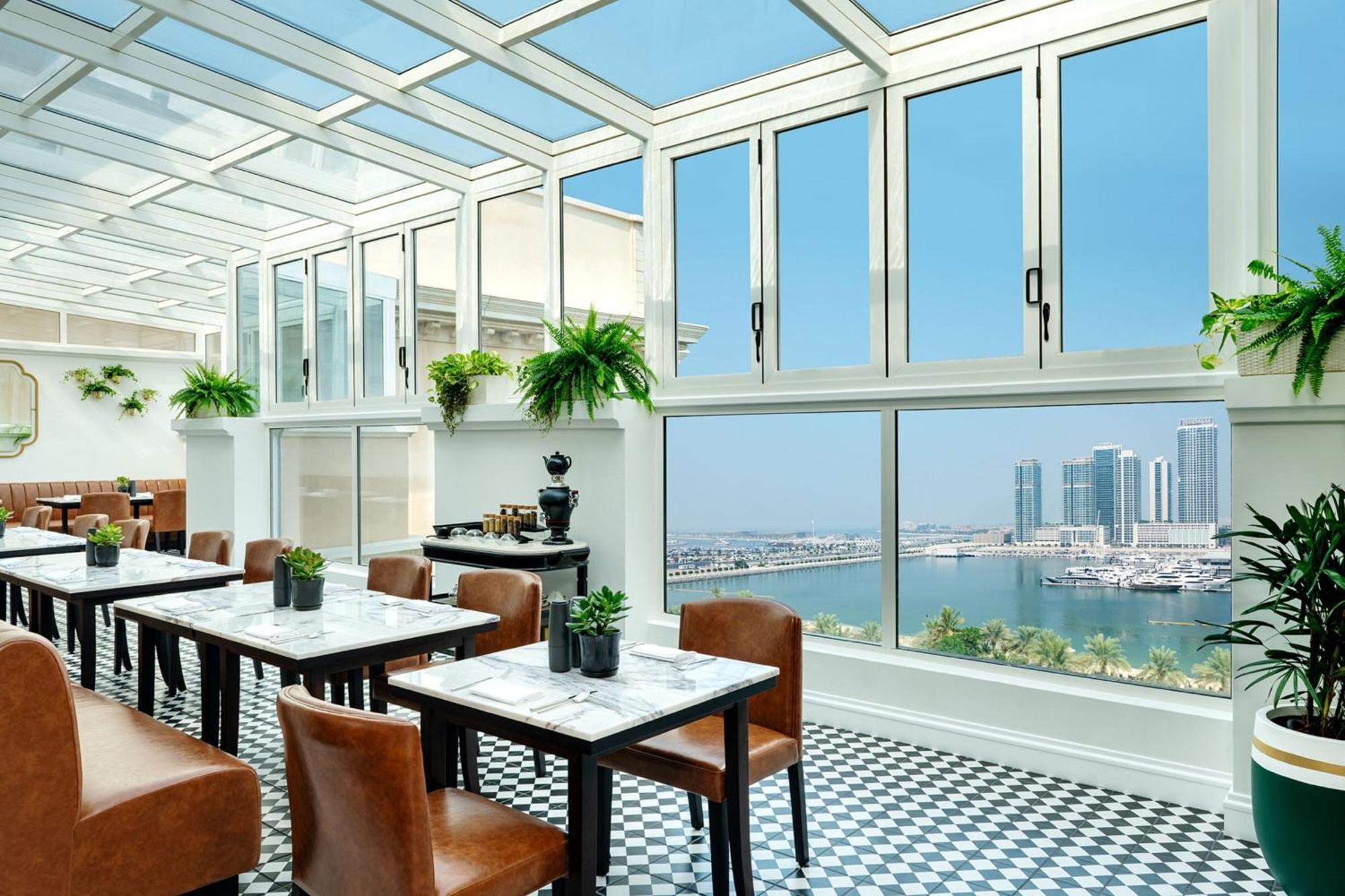 Suite Westin Club con vistas al mar, 1 cama extragrande, balcón, salón independiente con sofá cama, desayuno, servicio de enlace con el aeropuerto de Dubái, happy hour, té de la tarde y acceso al club lounge y al parque acuático Jungle Bay.