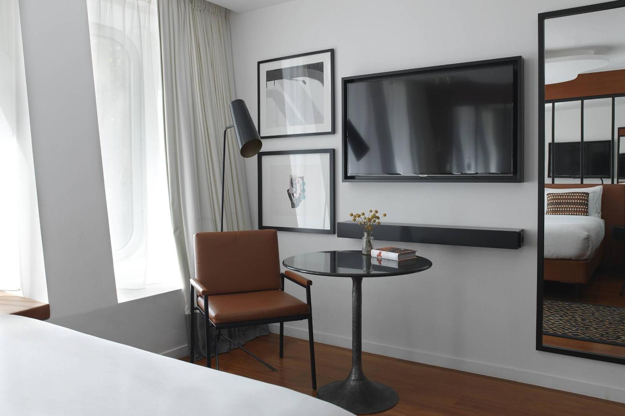 Habitación Familiar con vistas al patio - 1 cama grande y 2 camas individuales