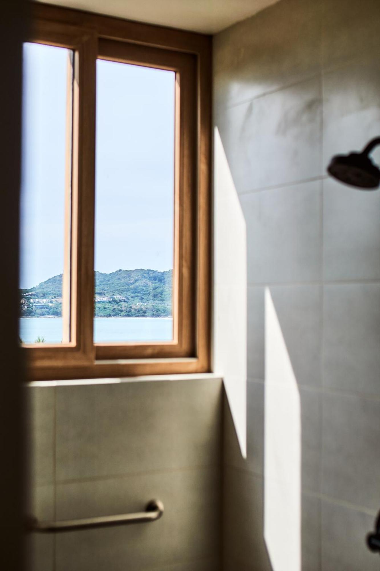 Habitación Doble Deluxe con vistas laterales al mar