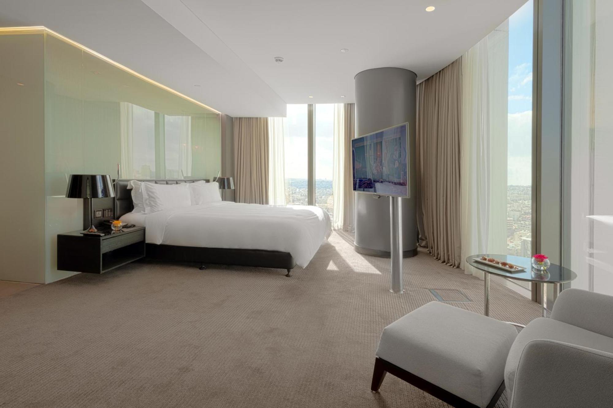 Habitación Esquinera Grande con vistas a la ciudad - Cama extragrande - Planta superior