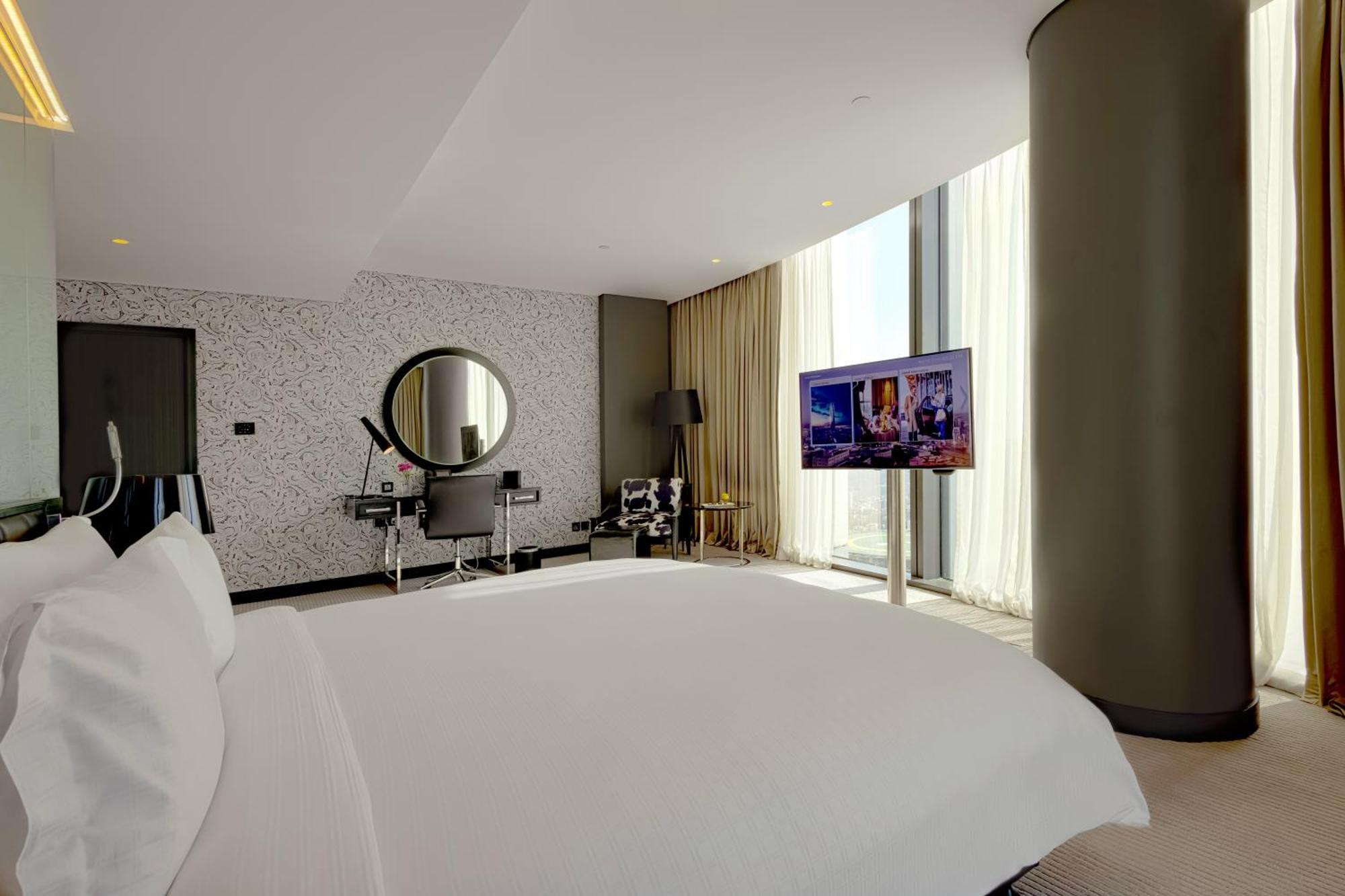 Habitación Esquinera Grande con vistas a la ciudad y acceso al club lounge - Cama extragrande