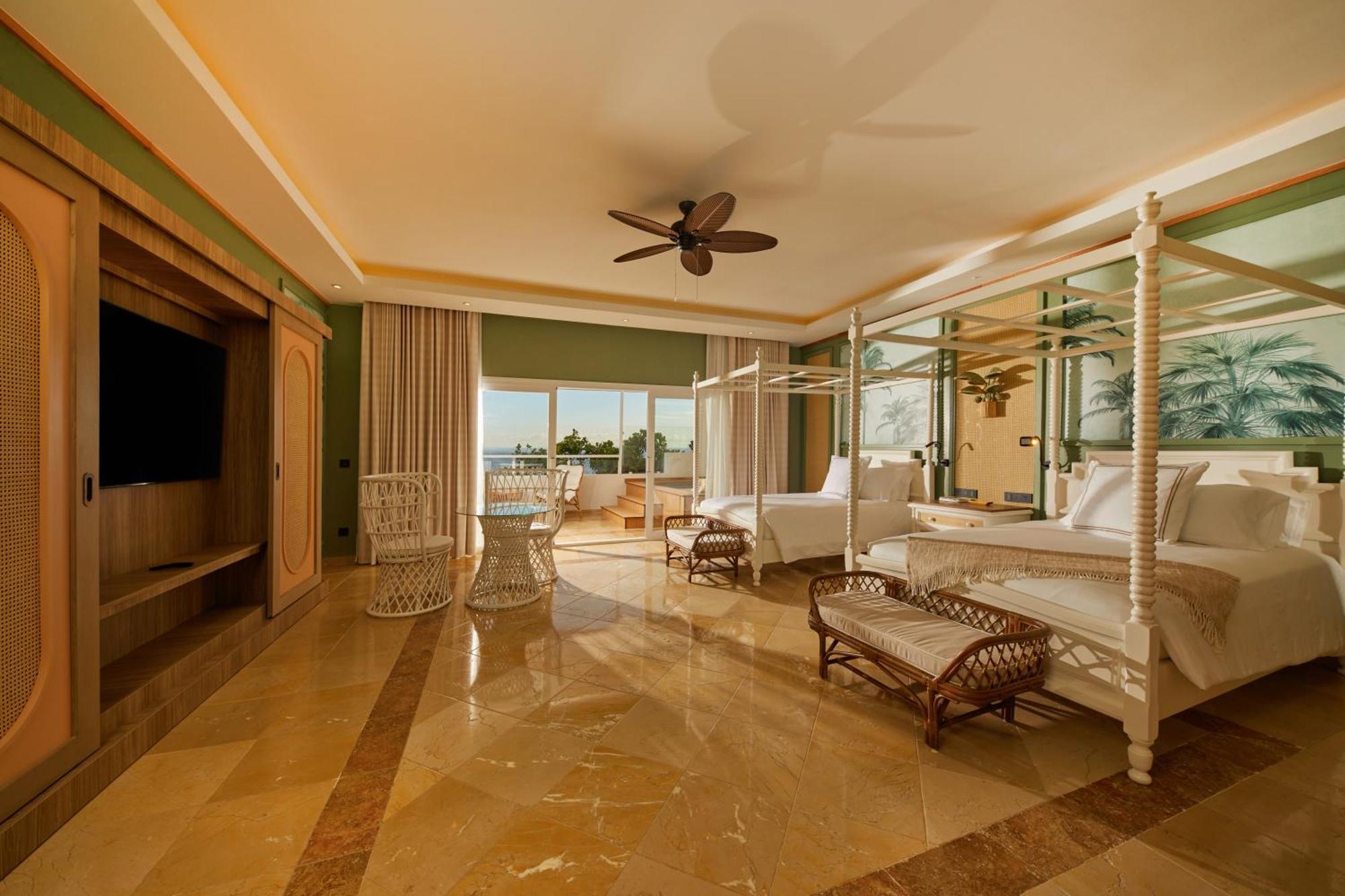 Suite Junior con vistas al mar y piscina pequeña (2 adultos + 1 niño)