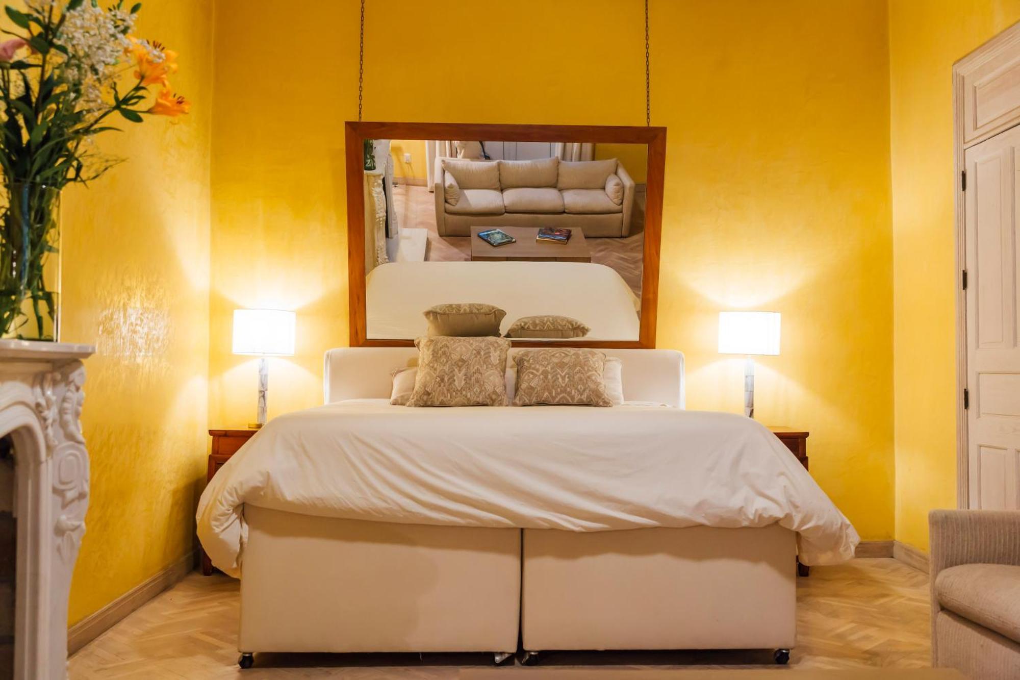 Suite con cama grande y balcón