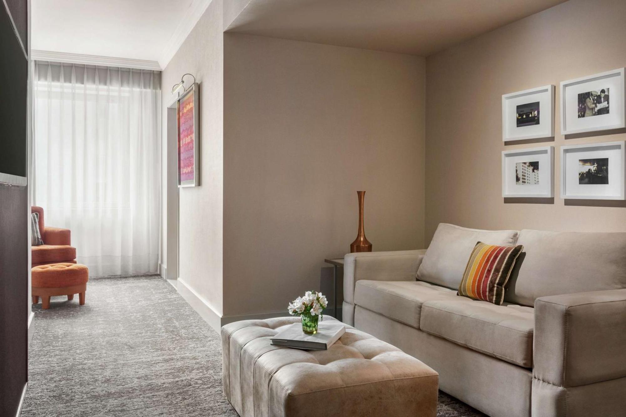 Suite Junior con cama extragrande y zona de estar