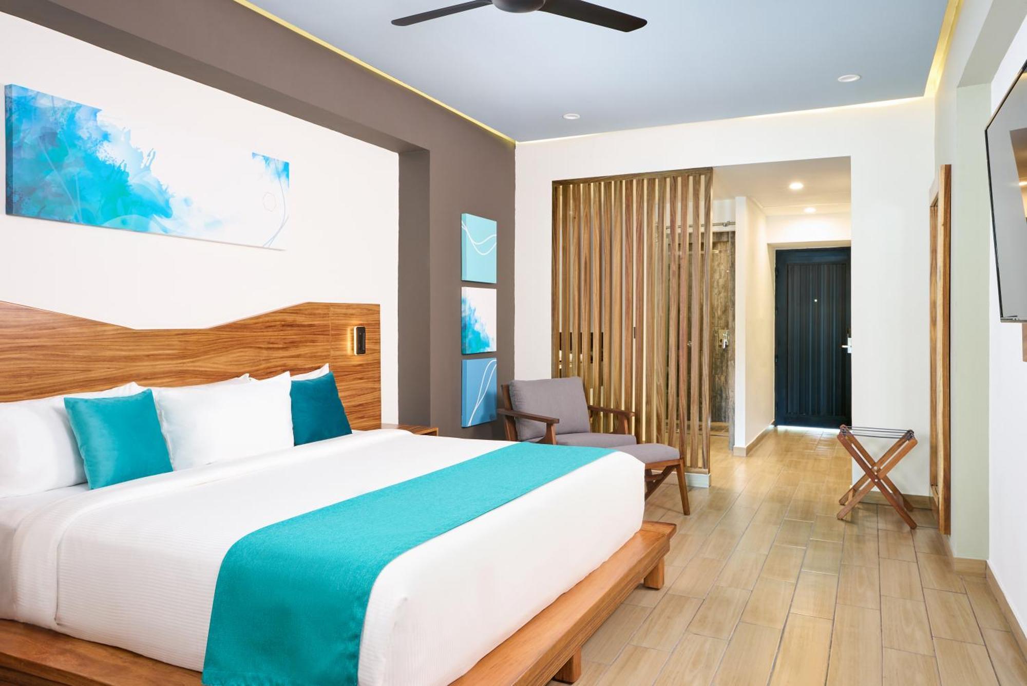 Habitación con cama extragrande y vistas al lago